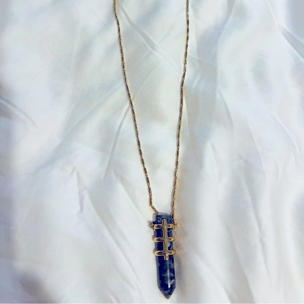 Stella & Dot Pendant Necklace in gold-tone with dark grey stone. Condition: Good